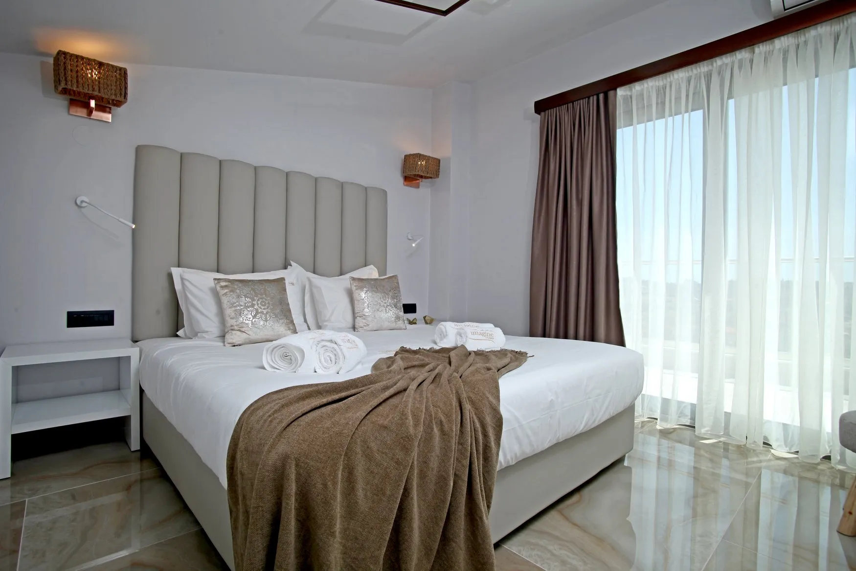Tiara Holidays - Imagine Studios - Premium Double Top Floor - bedroom